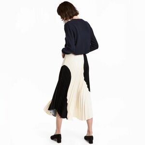 H&M  Black and Cream Pleated Skirt